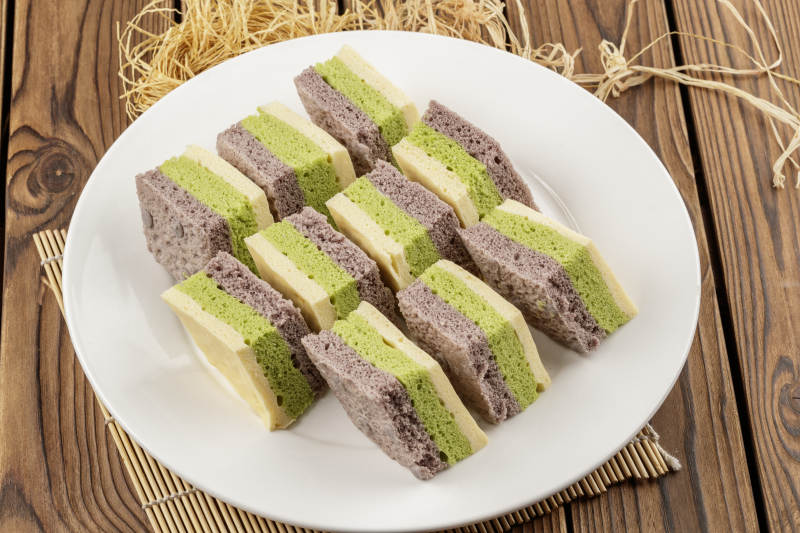 白色圆形磁盘装的三色发糕