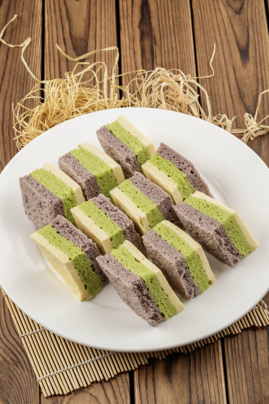 白色圆形磁盘装的三色发糕