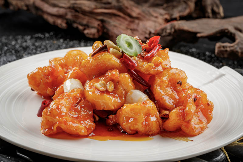 白色圆盘装的宫保大虾球