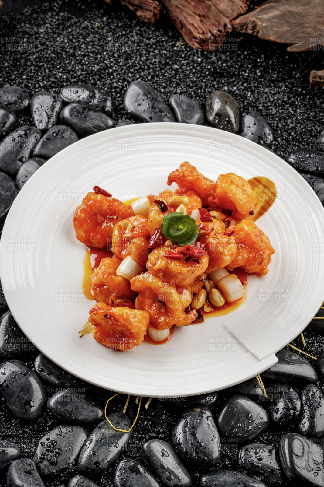 白色圆盘装的宫保大虾球