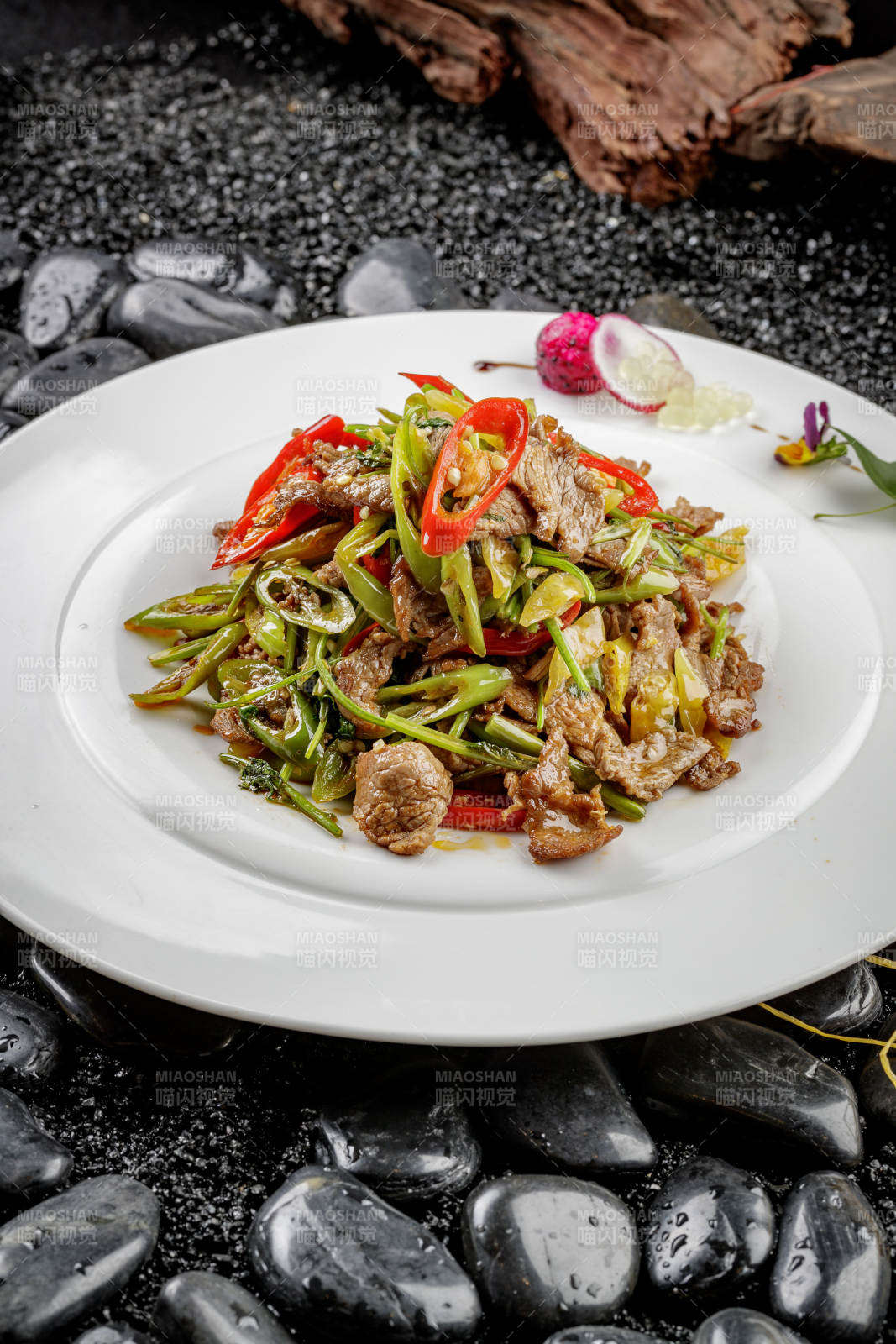 白色圆盘装的小炒黄牛肉