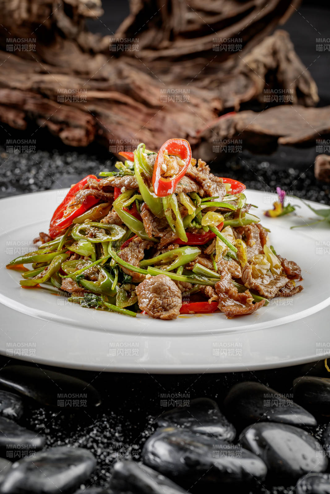 白色圆盘装的小炒黄牛肉