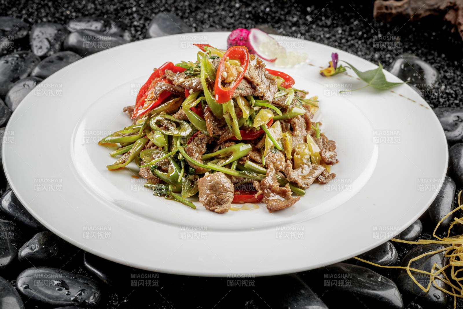 白色圆盘装的小炒黄牛肉