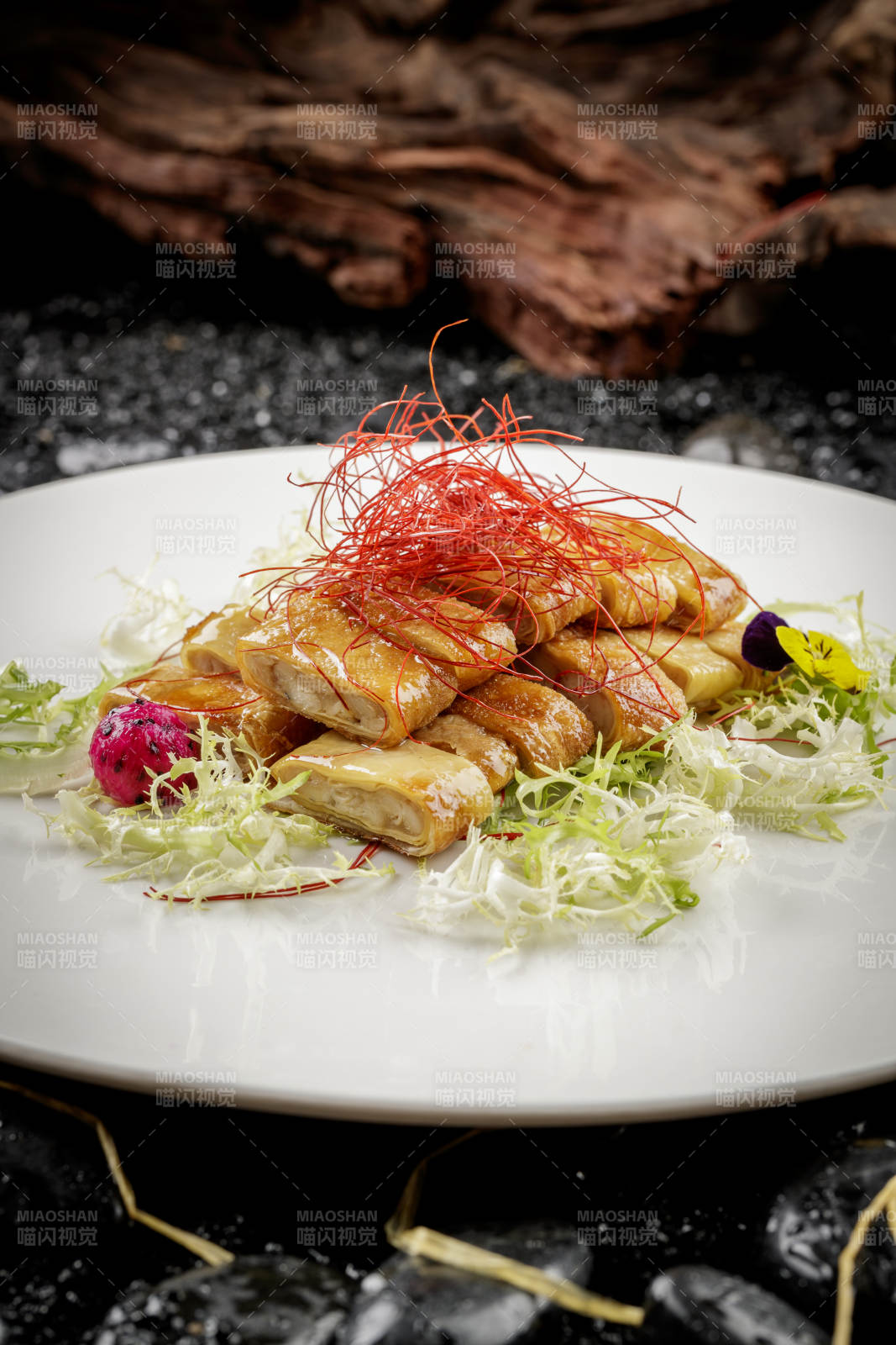 白色圆盘装的素烧肥肠