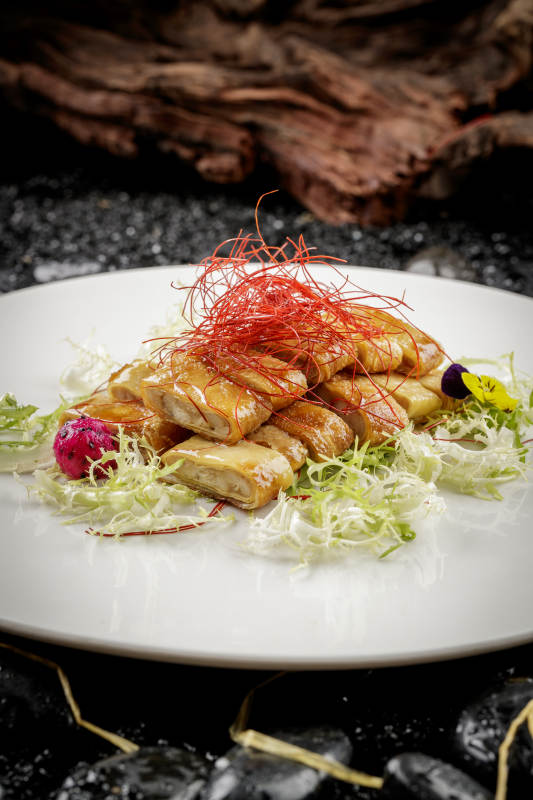 白色圆盘装的素烧肥肠