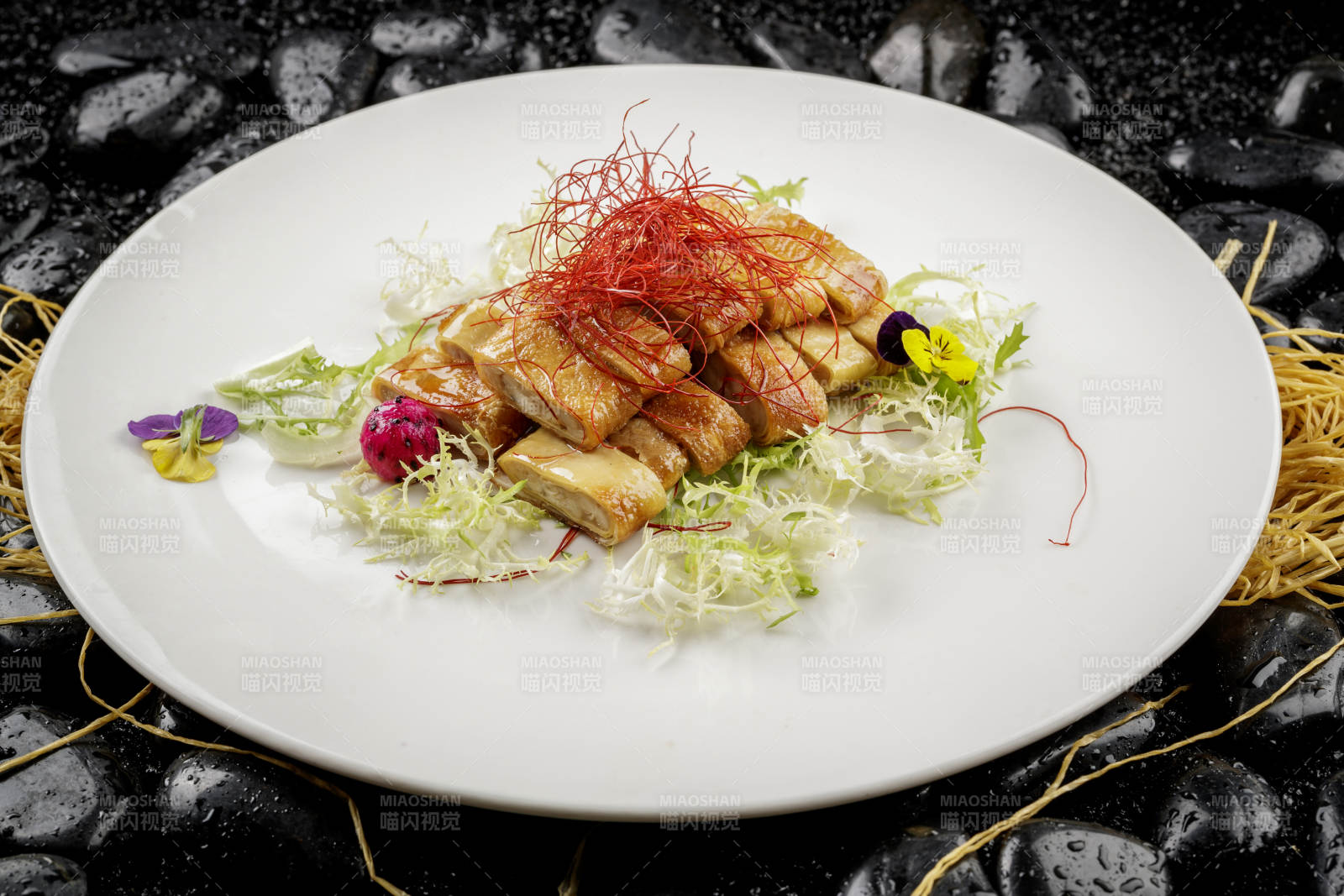 白色圆盘装的素烧肥肠