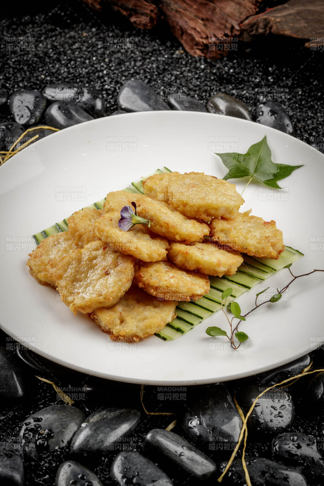 白色圆盘装的虾胶马蹄