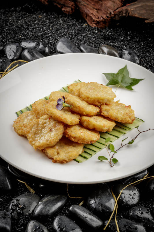 白色圆盘装的虾胶马蹄