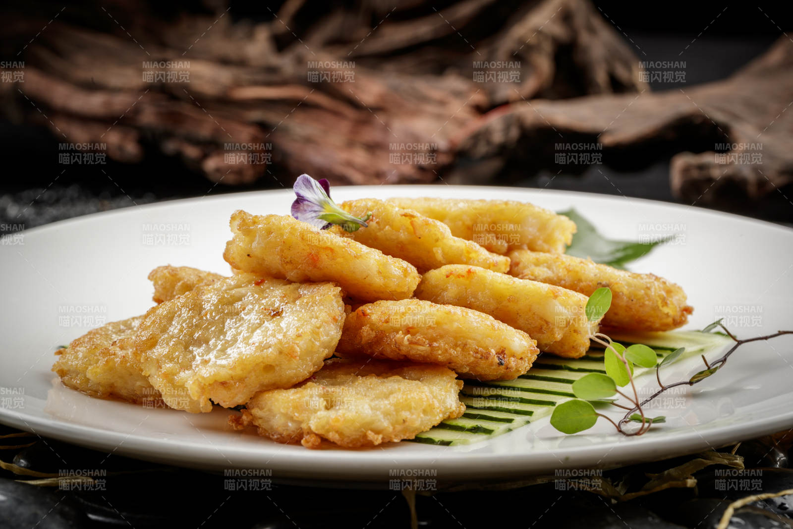 白色圆盘装的虾胶马蹄