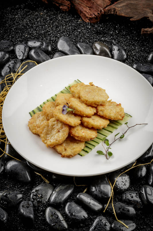 白色圆盘装的虾胶马蹄