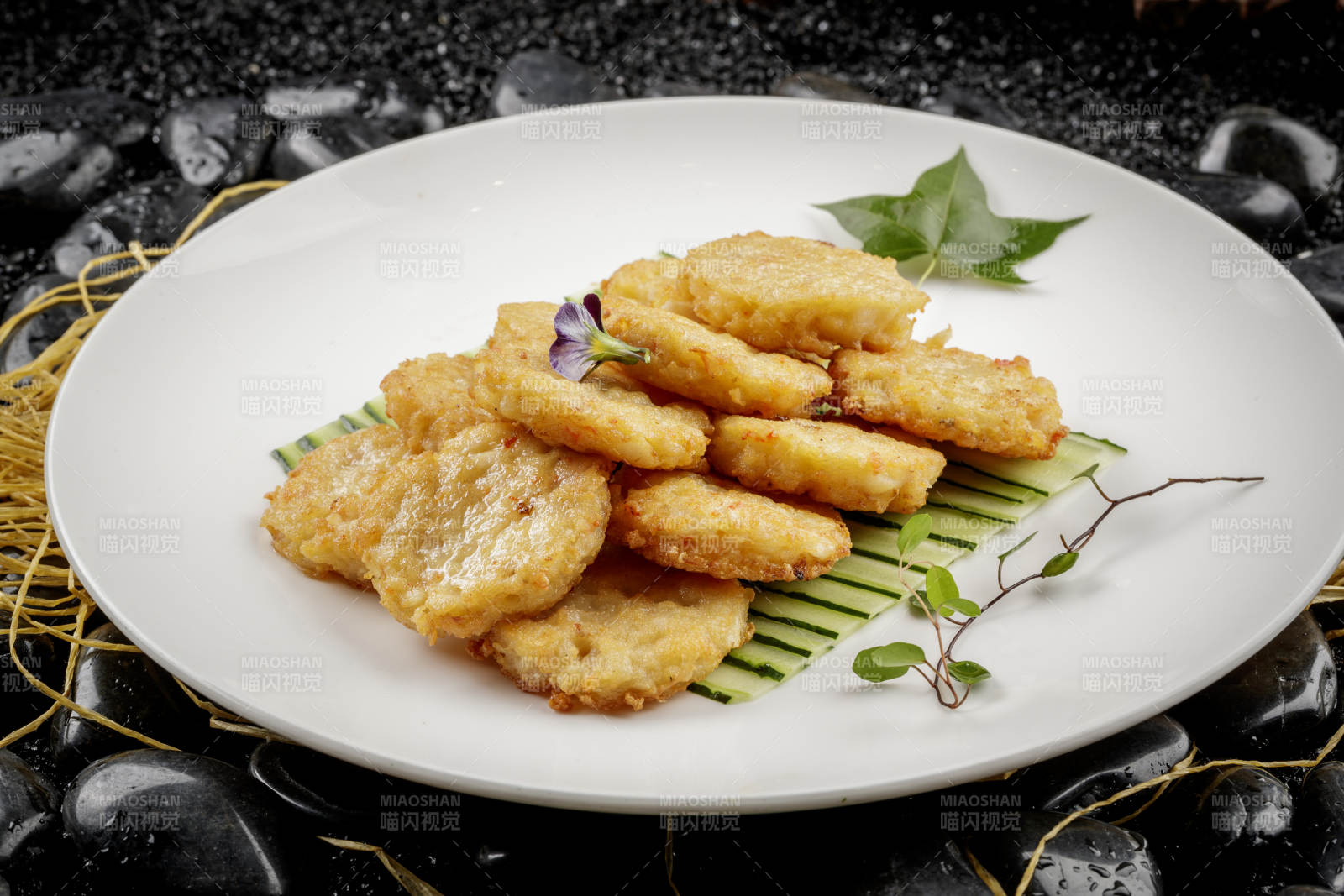 白色圆盘装的虾胶马蹄