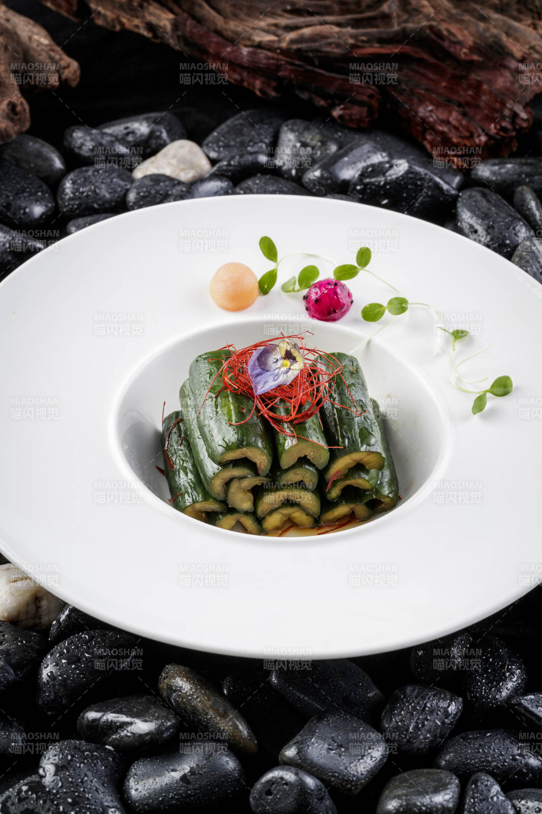 白色圆盘装的酸辣乳瓜