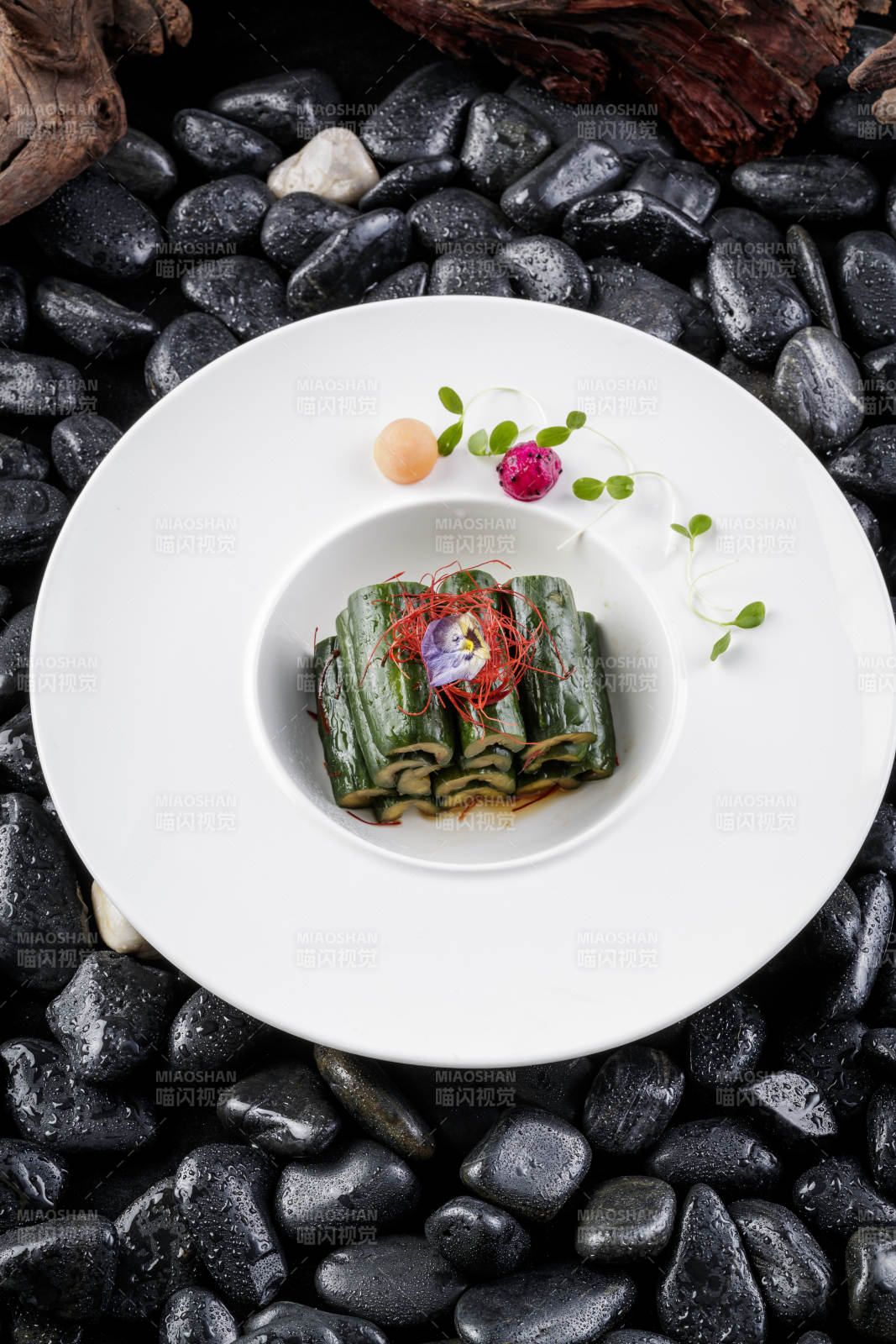 白色圆盘装的酸辣乳瓜