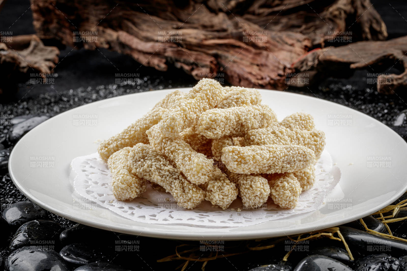 白色圆盘装的麻仁红薯