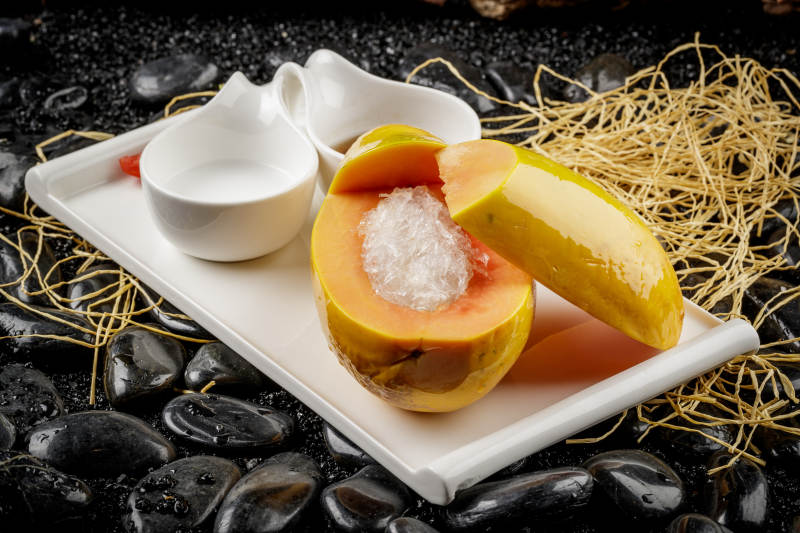 白色方形瓷盘装的夏威夷木瓜炖雪蛤