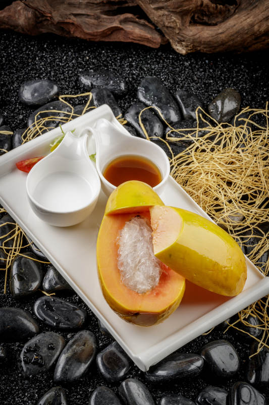 白色方形瓷盘装的夏威夷木瓜炖雪蛤