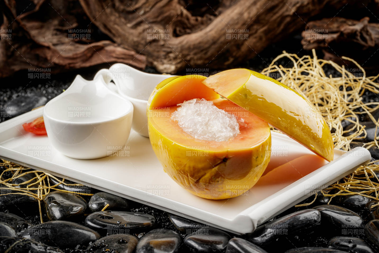 白色方形瓷盤裝的夏威夷木瓜燉雪蛤