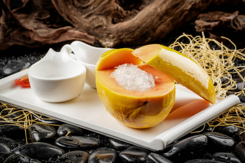 白色方形瓷盘装的夏威夷木瓜炖雪蛤