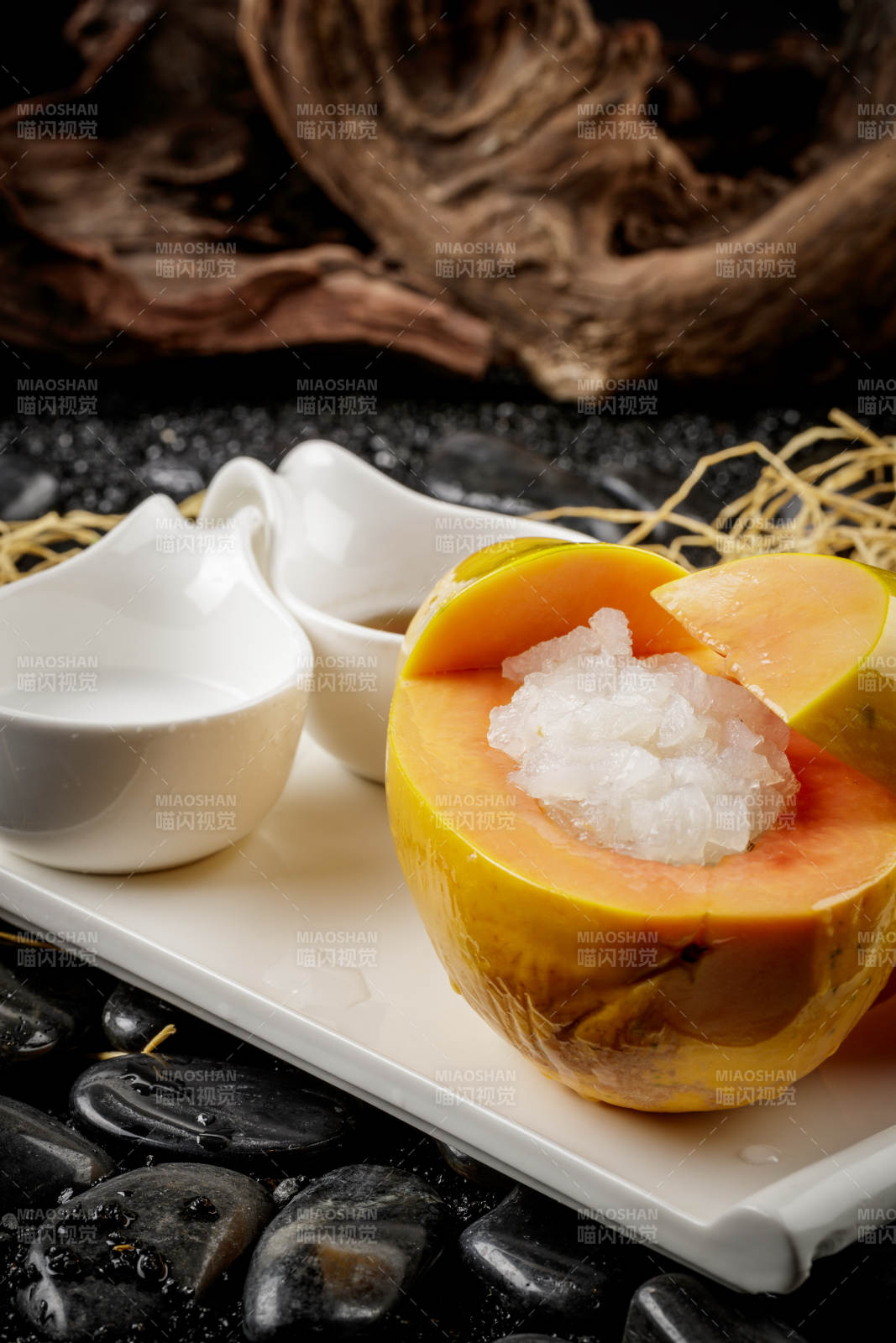 白色方形瓷盘装的夏威夷木瓜炖雪蛤
