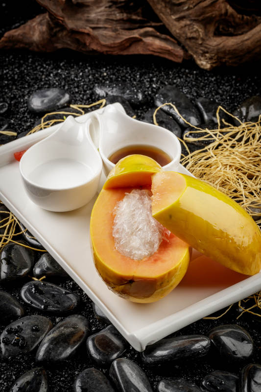 白色方形瓷盘装的夏威夷木瓜炖雪蛤