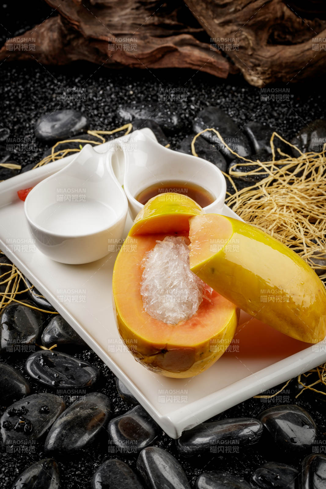 白色方形瓷盤裝的夏威夷木瓜燉雪蛤