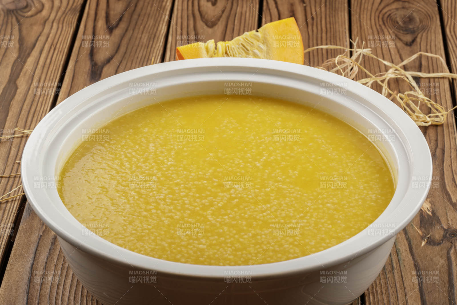 白色湯盆裝的金瓜小米粥