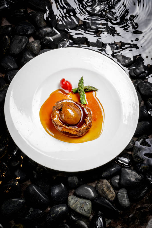 白色瓷盘装的浇汁南非干鲍