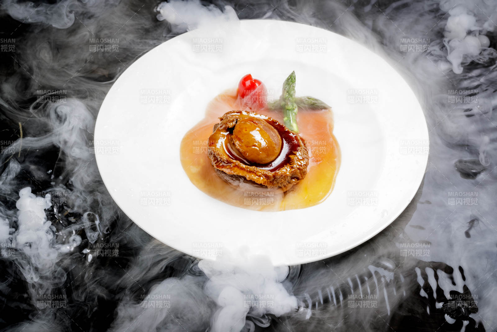 白色瓷盘装的浇汁南非干鲍