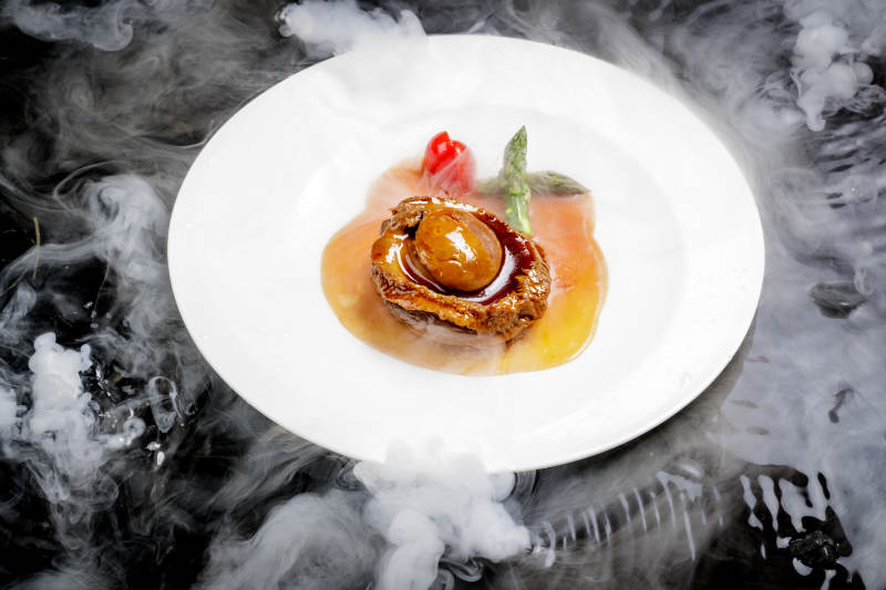 白色瓷盘装的浇汁南非干鲍