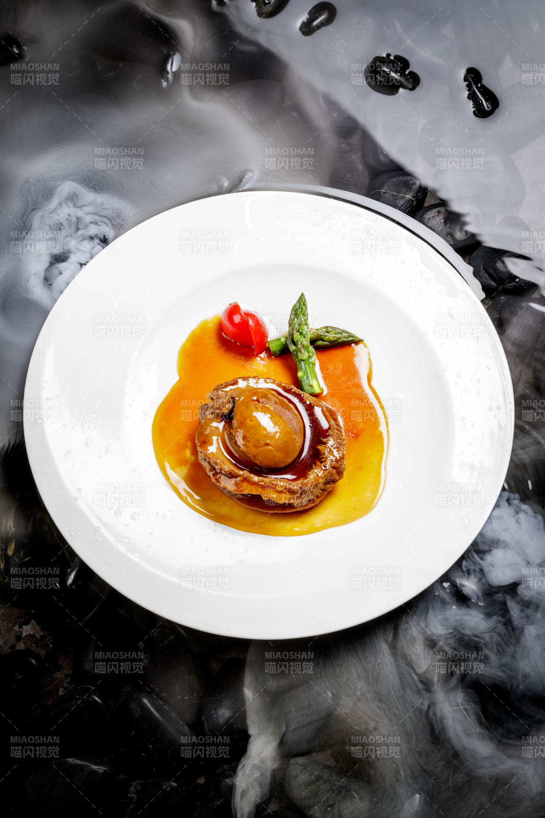 白色瓷盘装的浇汁南非干鲍