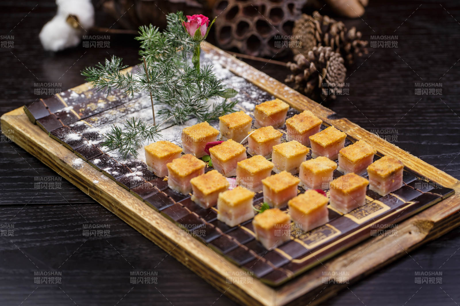 精美餐摆放的精致澳门脆皮烧肉