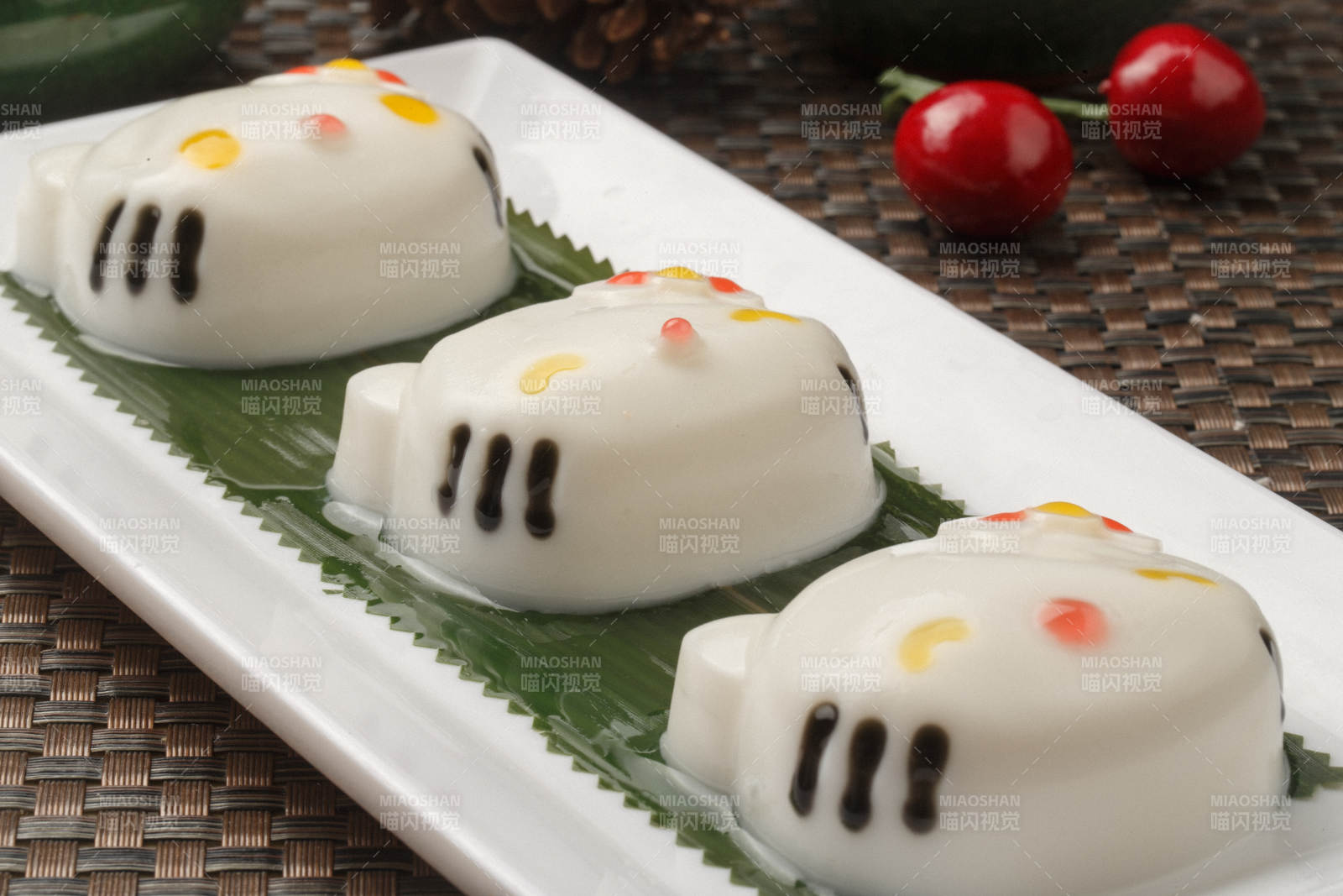 KT貓造型的糯米糕擺放在餐墊上