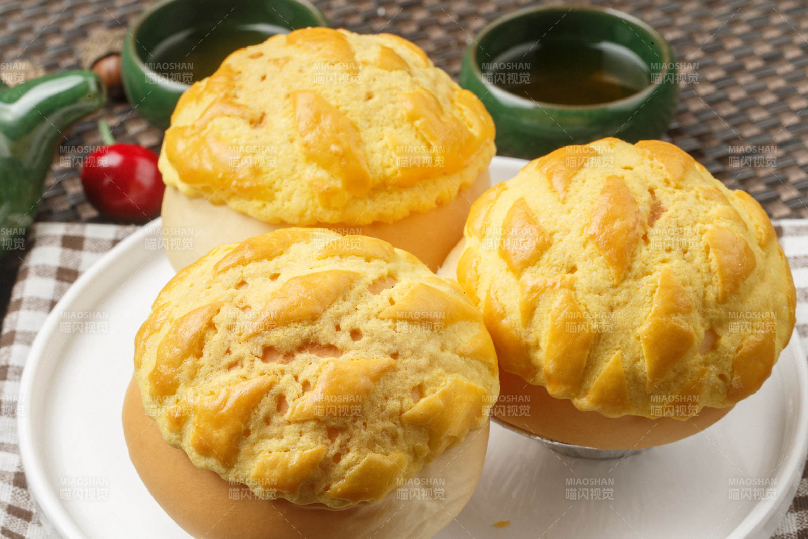 笼屉装的广东大虾饺摆放在餐布上图片