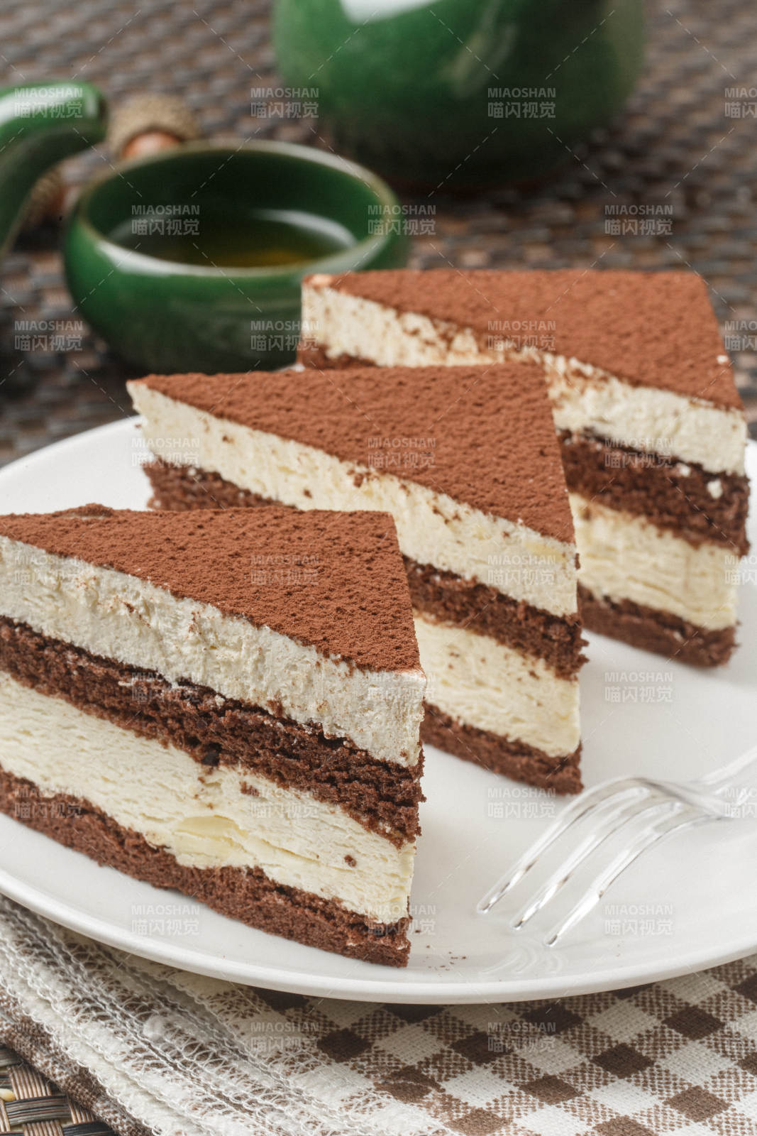 巧克力撒粉奶油慕斯擺放在餐布上-攝影圖