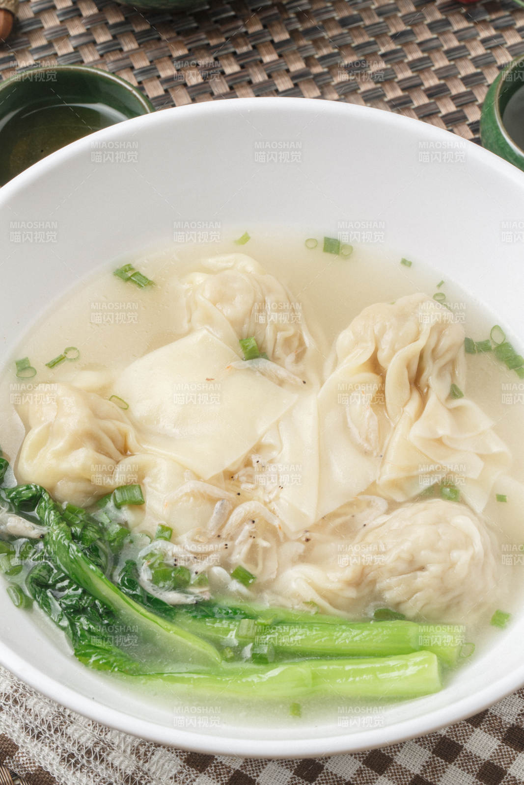 小黃鴨造型芒果糕擺放在餐布上