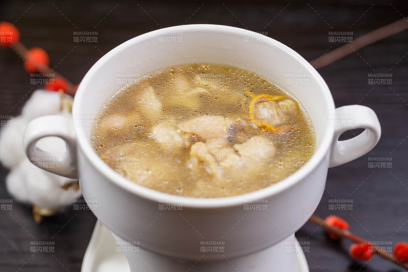 白色瓷汤盅装的虫草花猪脚汤