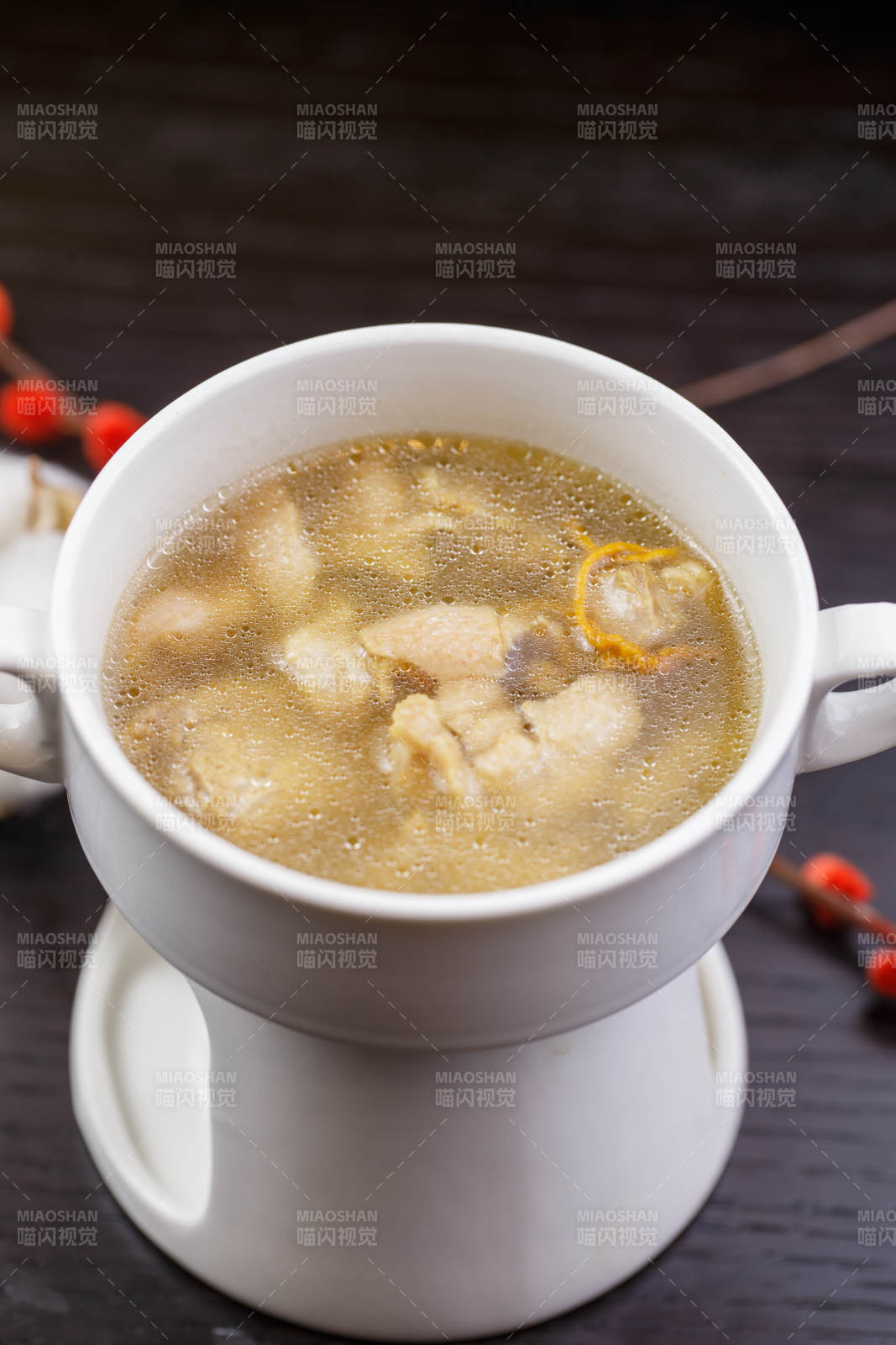 白色瓷汤盅装的虫草花猪脚汤