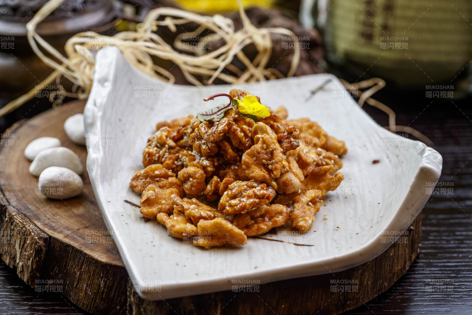 蜜汁核桃仁-摄影图