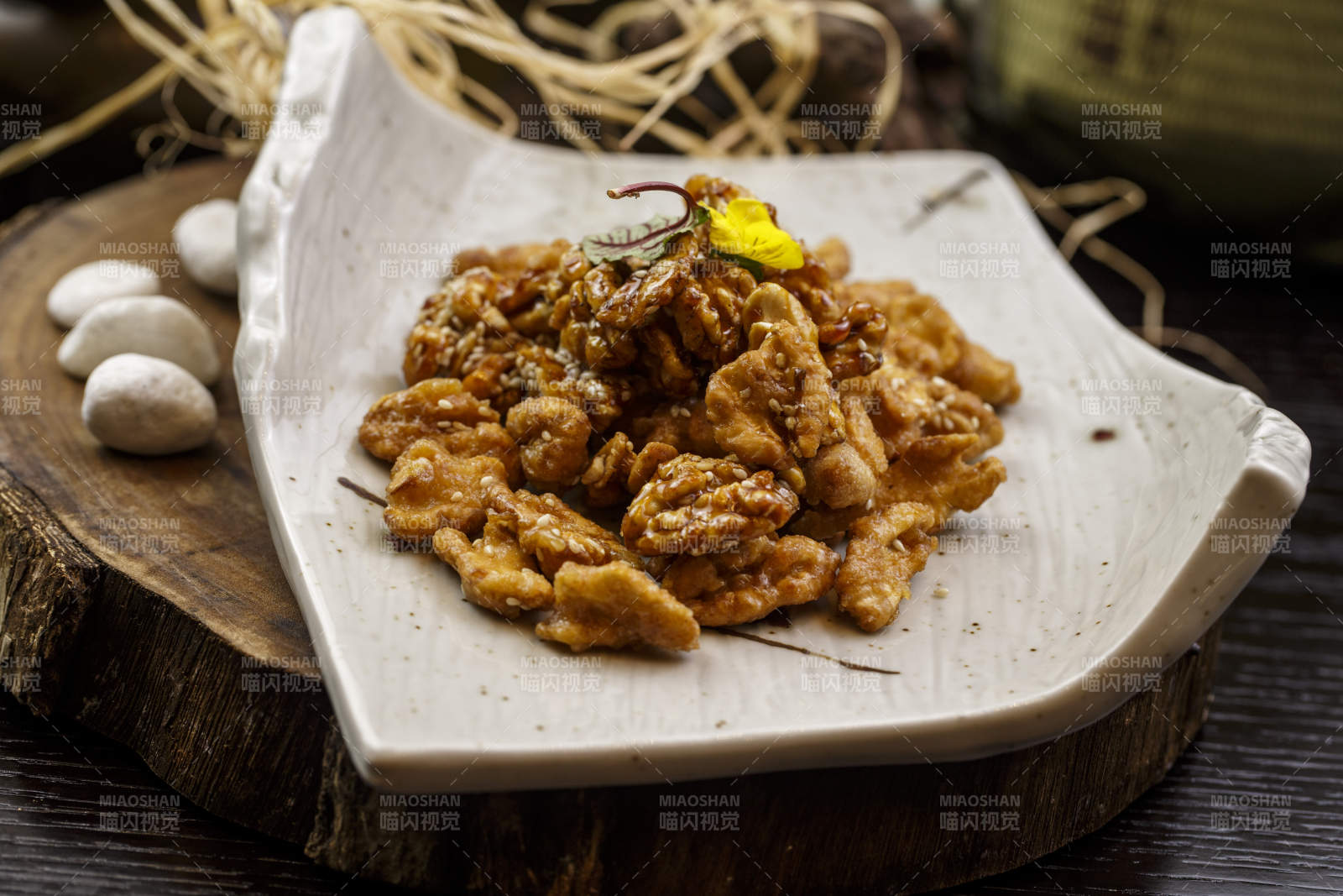 蜜汁核桃仁-摄影图