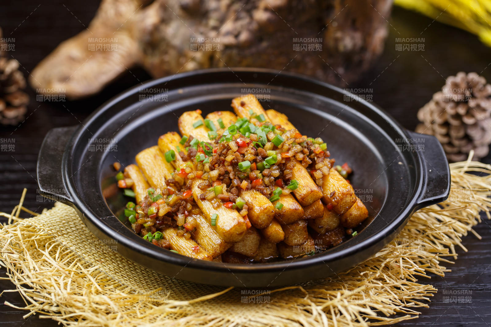 锅烧肉粒马牙山药-摄影图