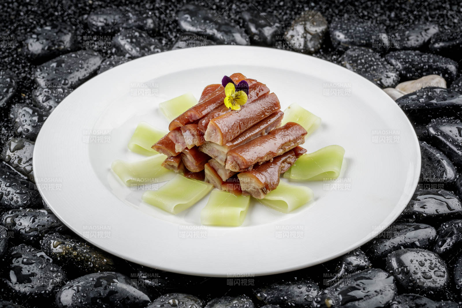 馋嘴猪尾摆放在黑色鹅卵石上