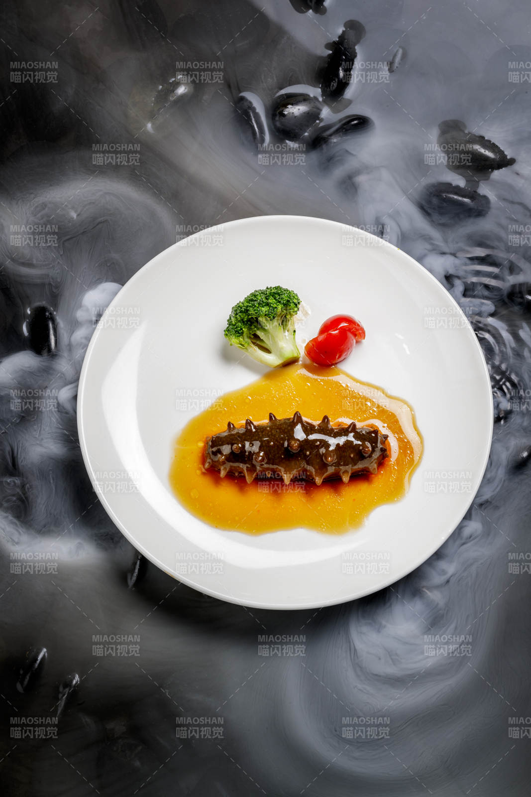 鲍汁扣辽参摆放在干冰缭绕的水中