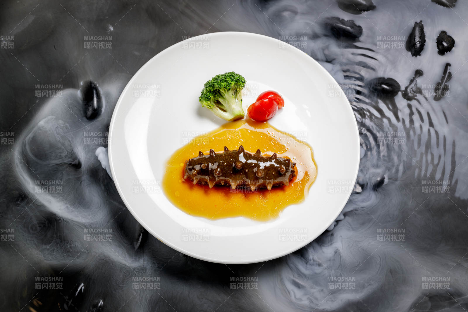 鲍汁扣辽参摆放在干冰缭绕的水中