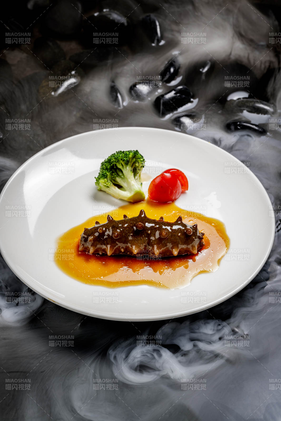 鲍汁扣辽参摆放在干冰缭绕的水中