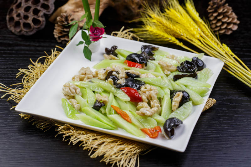 鲜桃仁芦笋炒木耳