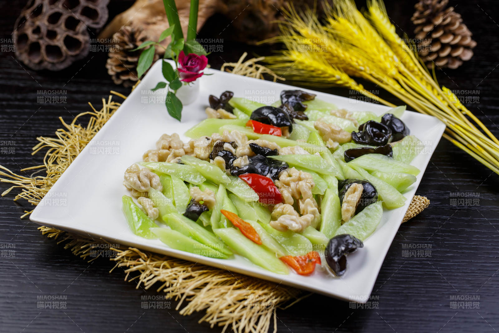 鲜桃仁芦笋炒木耳