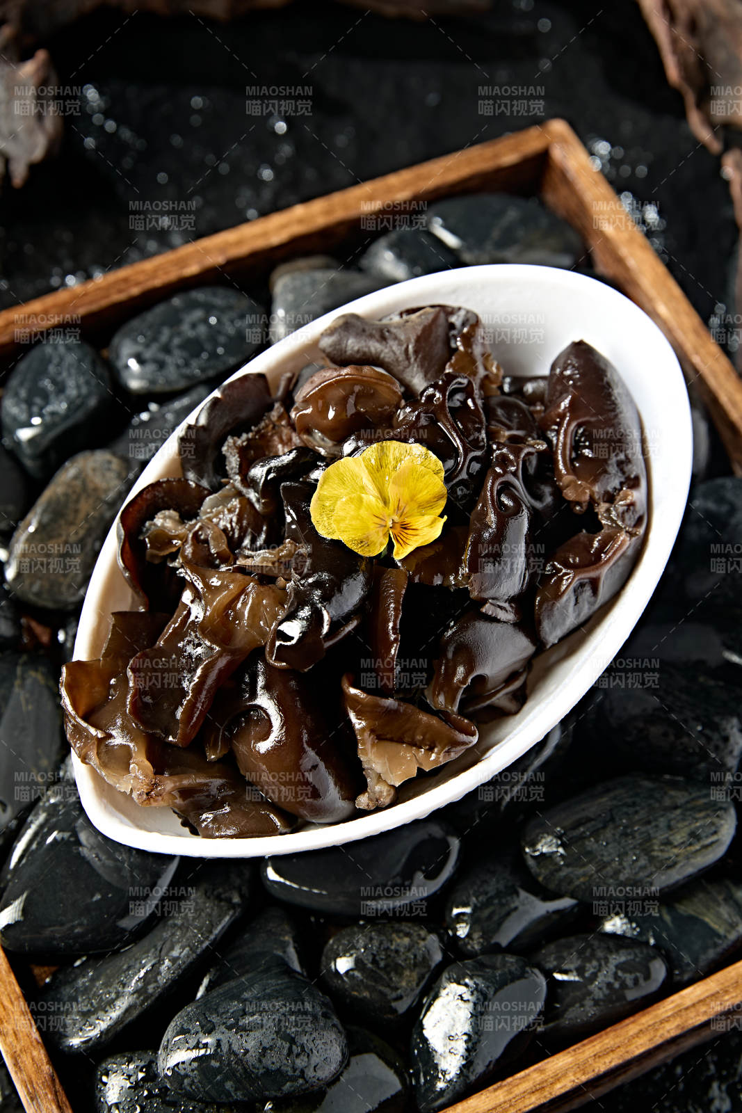 火锅食材一盘新鲜黑木耳