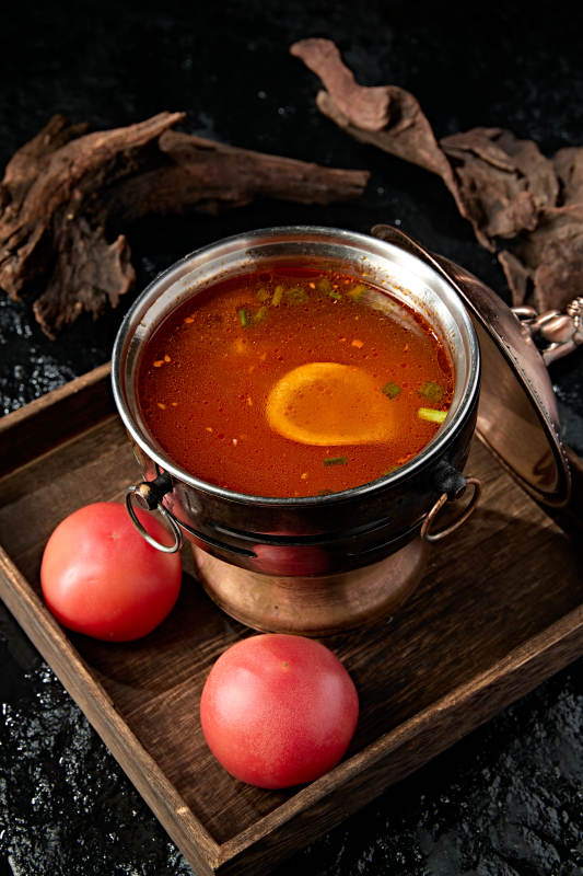 精致小火锅装的番茄汤锅底