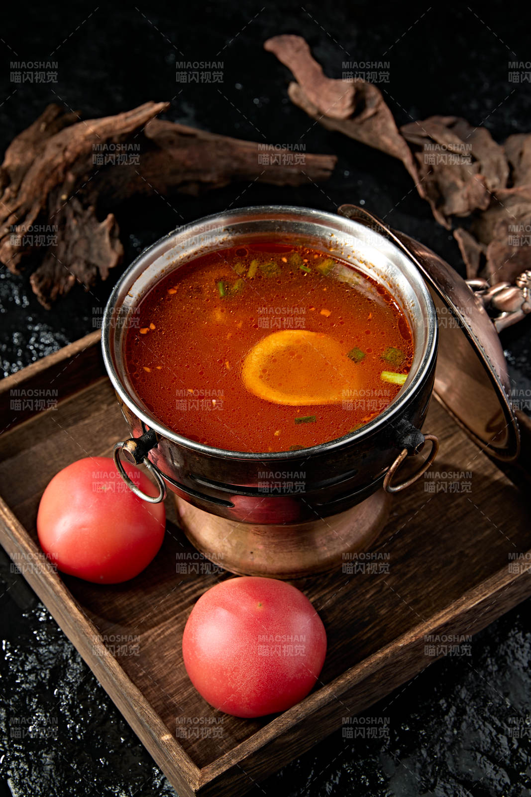 精致小火鍋裝的番茄湯鍋底