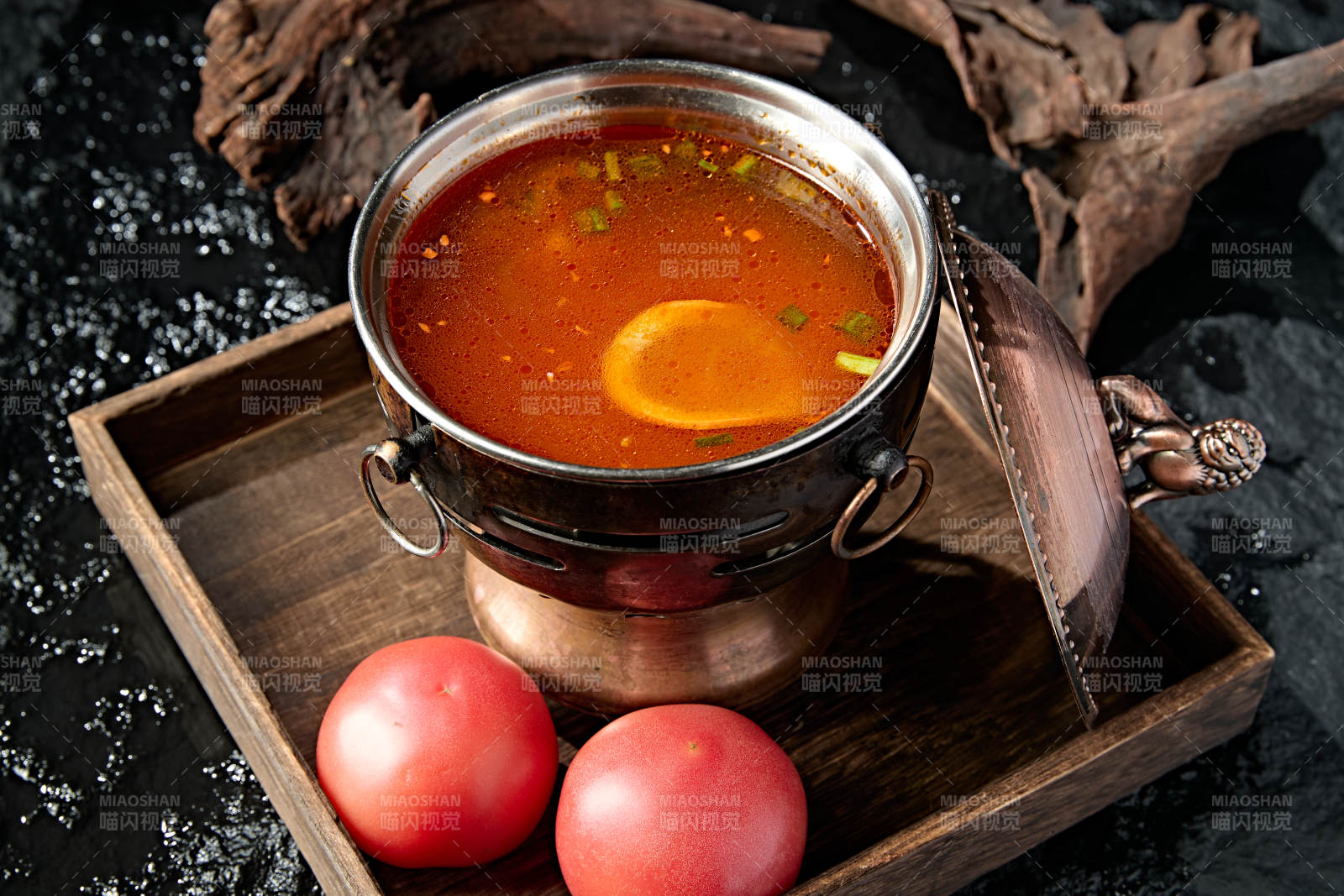 精致小火鍋裝的番茄湯鍋底